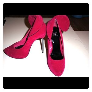 Deep pink pump