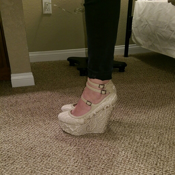 Nude color lace platform - Picture 2 of 4