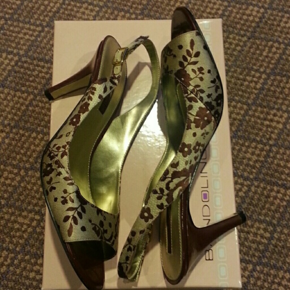 Bandolino Sling Back Floral Wine Shoes - Picture 2 of 4