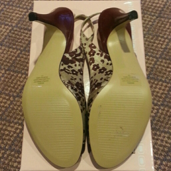 Bandolino Sling Back Floral Wine Shoes - Picture 3 of 4