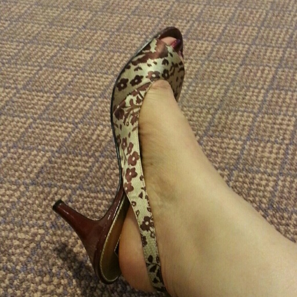 Bandolino Sling Back Floral Wine Shoes - Picture 4 of 4