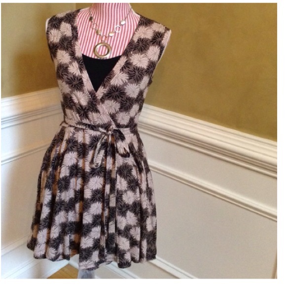 LAST ONE! Black/Beige Wrap Dress - Picture 2 of 2