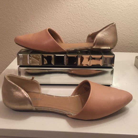 Nude/gold flats