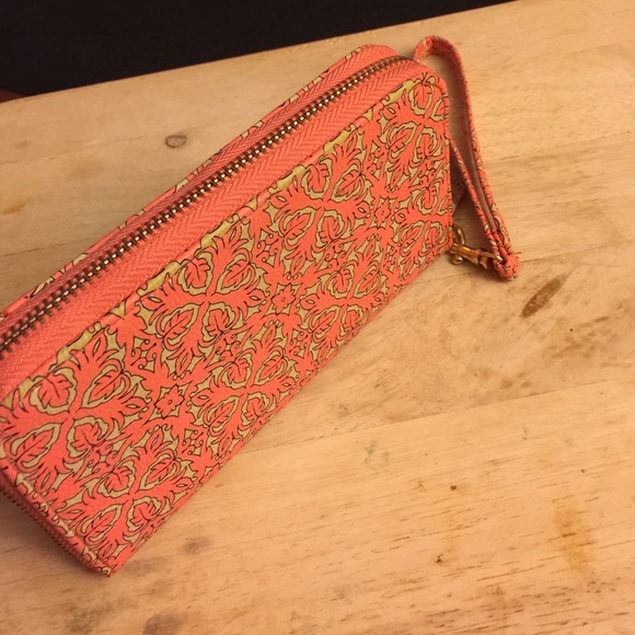 Floral pink wristlet - Picture 2 of 3