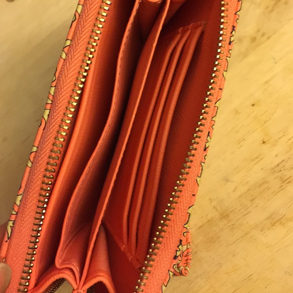 Floral pink wristlet - Picture 3 of 3