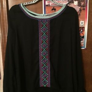 Umgee Size L Aztec accented top