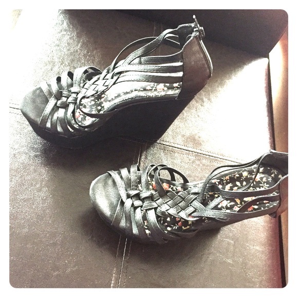 Shoes - 🚫SOLD ON MERCARI 🚫Black wedges size 6.5