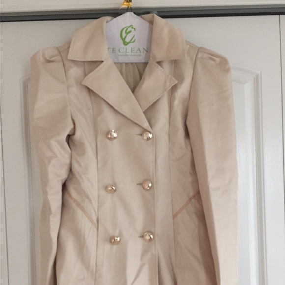 Beautiful Tan Trench Coat Size XL - XXL