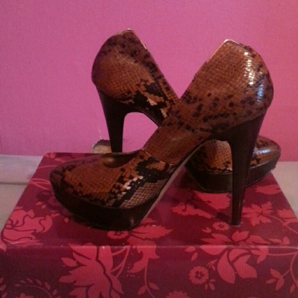 I am selling these snakeskin high heels - Picture 1 of 3