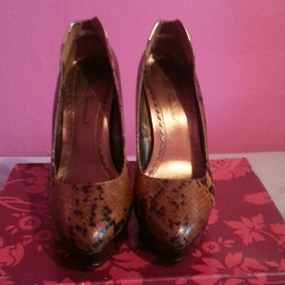 I am selling these snakeskin high heels - Picture 2 of 3