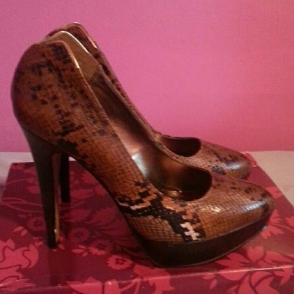 I am selling these snakeskin high heels - Picture 3 of 3