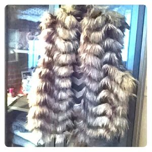 "Kris Jenner fabulous" faux fur black- off white