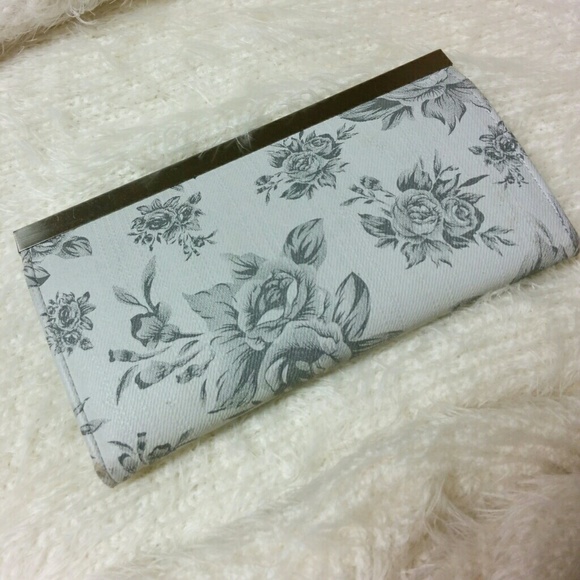 SOLD Gray Floral Print Wallet - Picture 2 of 4