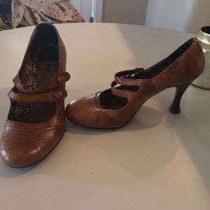 Light brown leather Kenzie pumps