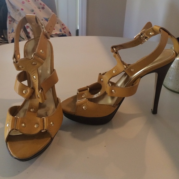Adorable mustard strappy heels!