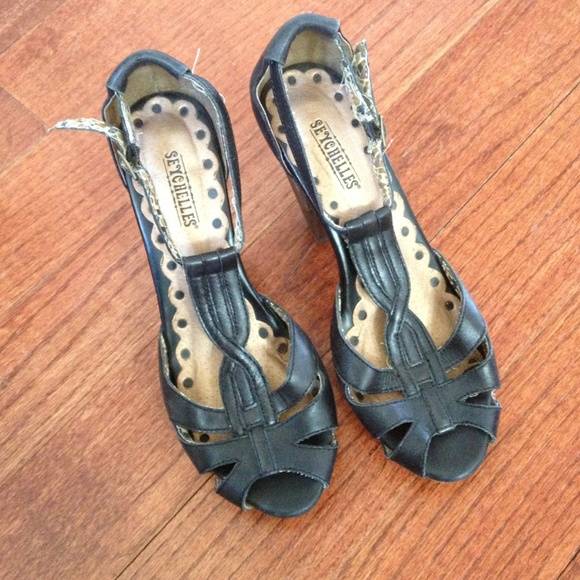Seychelles Size 6 black sandals but fit like 6.5