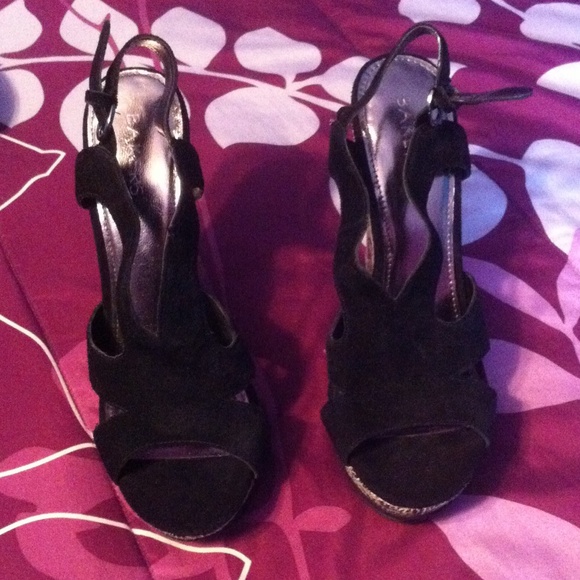 2 pairs Bakers black and nude snake skin wedges