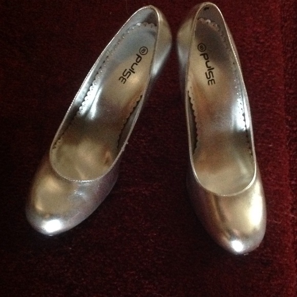 Silver pumps
