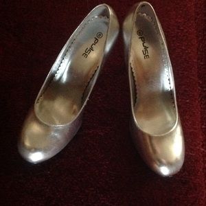 Silver pumps