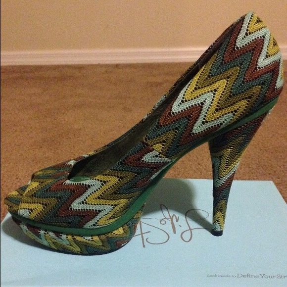 $100 Two lips zig zag shoe new