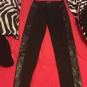 Black leggings with faux leather on sides💕