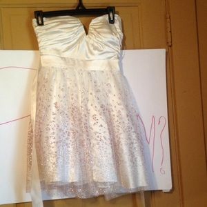 Super cute date night or homecoming dress. 💕