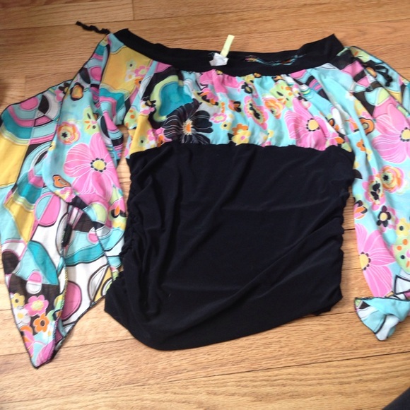 Fun flirty shirt. - Picture 1 of 2