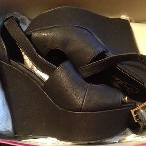 Black wedges
