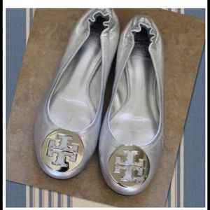 ❤️️Host Pick Authentic Silver Tory Burch Reva Flat
