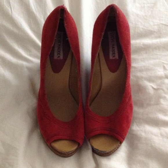 Steve Madden Red Wedges with Wooden Heel - Picture 2 of 3