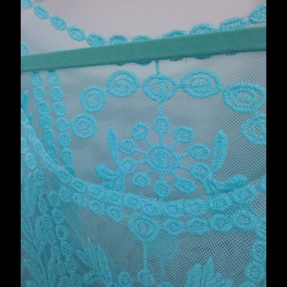 ✨LAST CHANCE!✨ Tiffany Blue Embroidered Lace Tunic - Picture 3 of 4