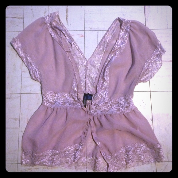 Cute top :) great shirt for a date!