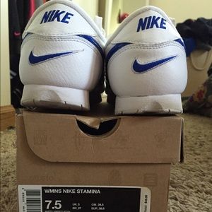 Nike stamina tennis shoes