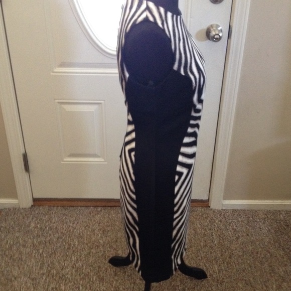 SOLD Bisou bisou zebra style fitted dress - Picture 2 of 4