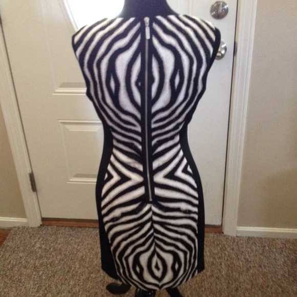 SOLD Bisou bisou zebra style fitted dress - Picture 3 of 4
