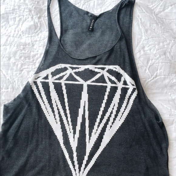 Diamond pattern open-side tank