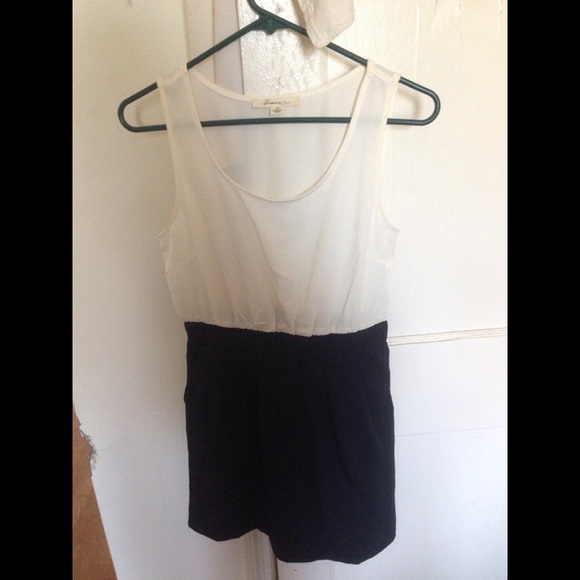 black and white small short dress from forever 21 - Picture 1 of 3