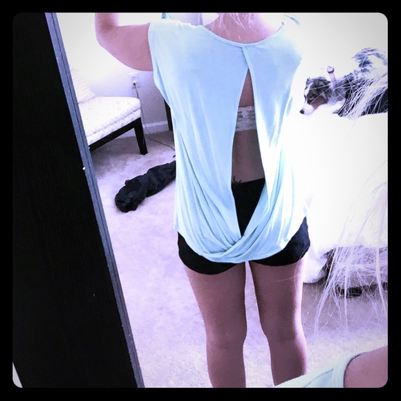 💚💙💘 Open-back teal tee - so cute!