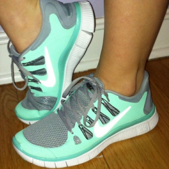✨SOLD IN BUNDLE✨Nike free runs 5.0 - Picture 2 of 3