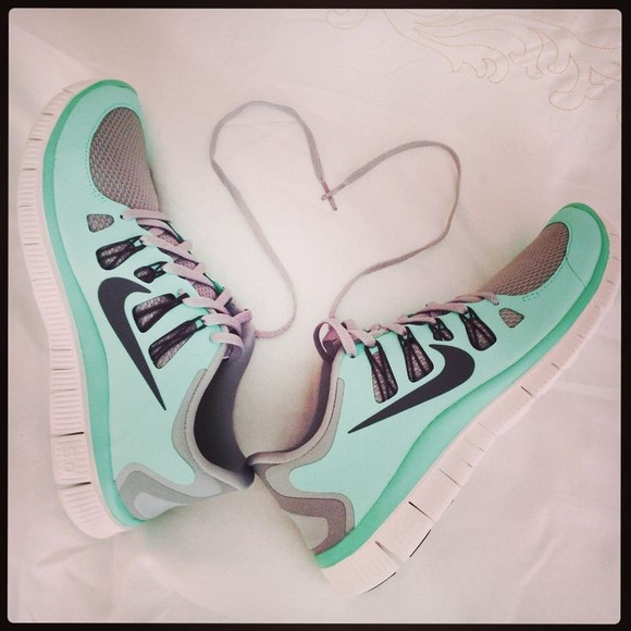 ✨SOLD IN BUNDLE✨Nike free runs 5.0 - Picture 3 of 3