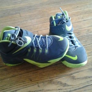 Nike labron soldier 8 shoes (boys sz5)