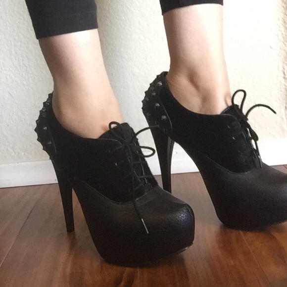 Black lace up pumps!!