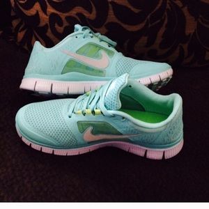 New Tiffany blue nike free runs size 6.5