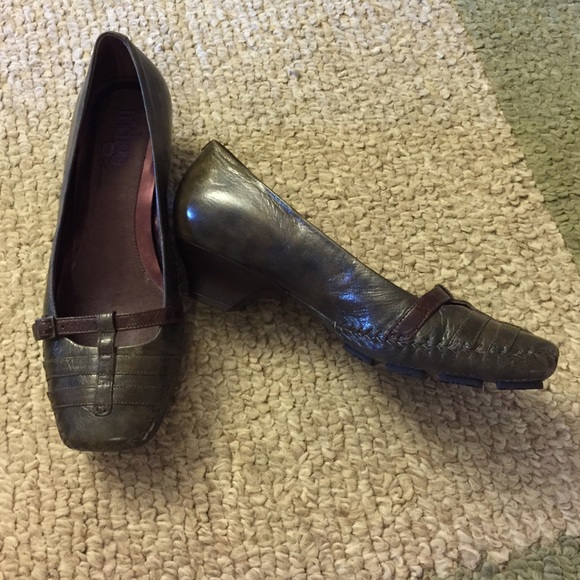 Clarks Indigo size 9. Slight heal. Forest green.