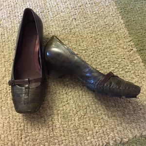 Clarks Indigo size 9. Slight heal. Forest green.