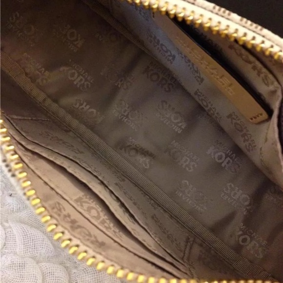 Micheal Kors Jet Set Travel Pouch - Picture 4 of 4