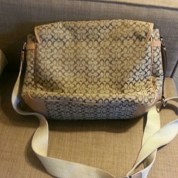 *SOLD* Authentic Signature Coach messenger bag - Picture 3 of 4