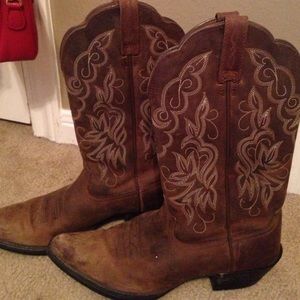 Cowboy boots size 6.5. Ariat boots