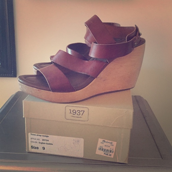 Think strap cognac leather wedges