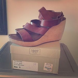 Think strap cognac leather wedges